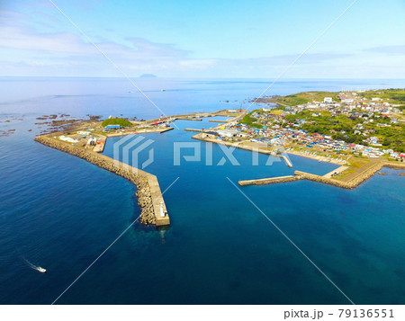 初夏の北海道松前町で松前漁港の風景を空撮 初夏の北海道松前町で松前漁港の風景を空撮 79136551