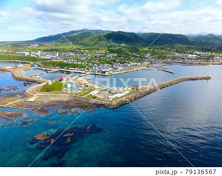 初夏の北海道松前町で松前漁港の風景を空撮 初夏の北海道松前町で松前漁港の風景を空撮 79136567