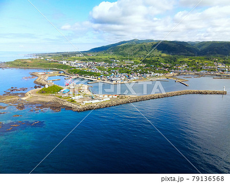 初夏の北海道松前町で松前漁港の風景を空撮 79136568