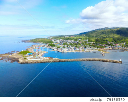 初夏の北海道松前町で松前漁港の風景を空撮 79136570