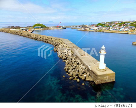 初夏の北海道松前町で松前漁港の風景を空撮 初夏の北海道松前町で松前漁港の風景を空撮 79136571