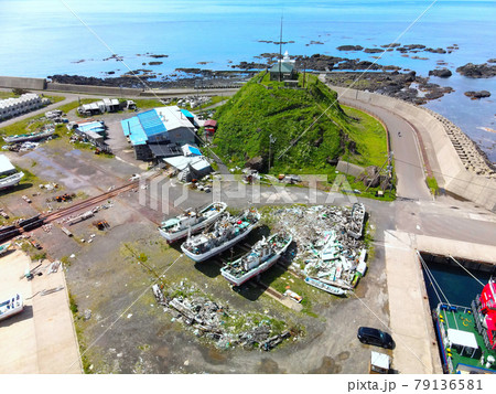 初夏の北海道松前町で松前漁港の風景を空撮 初夏の北海道松前町で松前漁港の風景を空撮 79136581