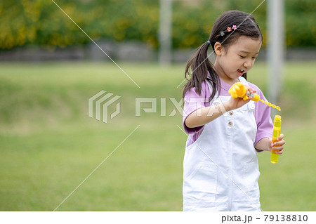 子供 シャボン玉 風船 79138810