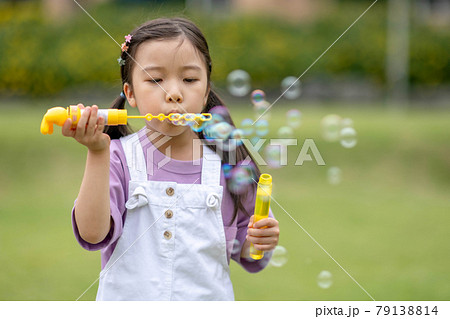 子供 シャボン玉 風船 79138814