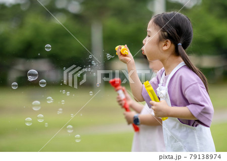 子供 シャボン玉 ライフスタイル 79138974