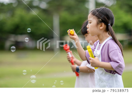 子供 シャボン玉 公園 79138975