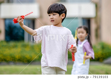 子供 シャボン玉 遊び 79139103