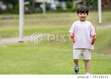 子供 シャボン玉 公園 79139213