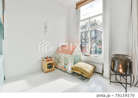 Bright living room 79139570