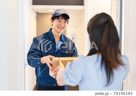 宅配便を受け取る若い女性 79140195