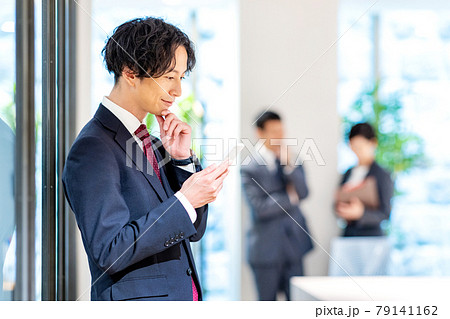 ビジネスマン 電話 撮影協力「+SHIFT NOGIZAKA」 ビジネスマン 電話 撮影協力「+SHIFT NOGIZAKA」 79141162