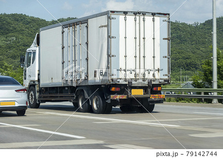 自動車 トレーラー 乗用車 79142744