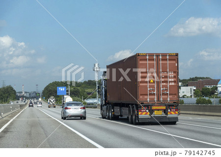 トラック 自動車 道路 79142745