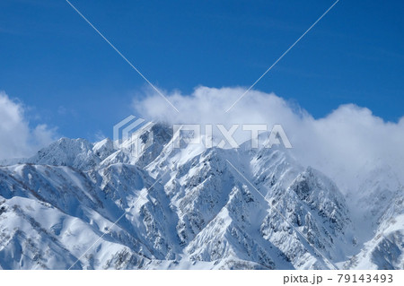雲を被る五竜岳 79143493