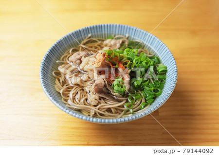 肉そばに七味唐辛子 79144092