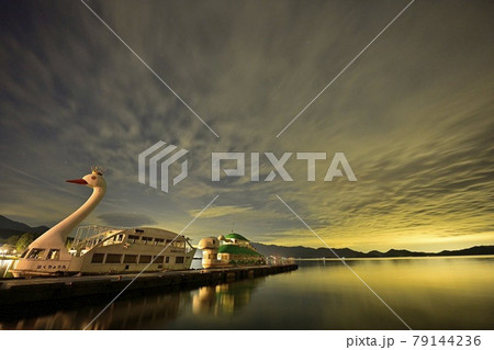 福島県の猪苗代湖の夜景と磐梯山 79144236