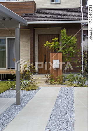 建物　門柱のある住宅　玄関　アプローチ 79144751