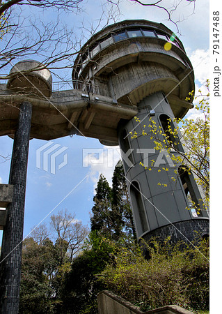 三田市　中央公園内の展望台　風の塔を見上げる　縦位置 79147488
