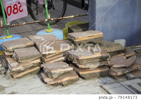 積み重ねた瓦礫 79148173