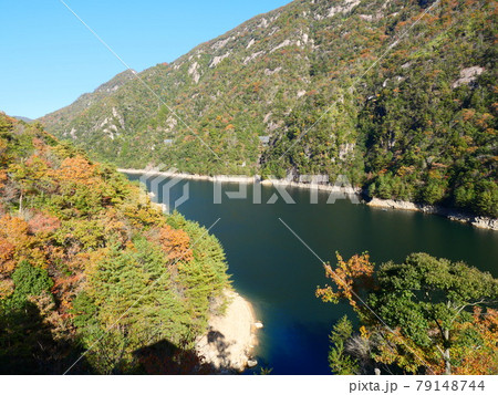 弥栄湖の紅葉 79148744