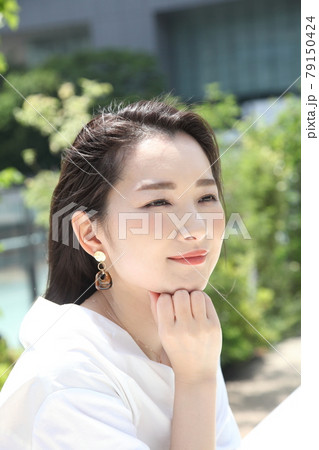 遠目線の可愛い女性グリーンバック 79150424