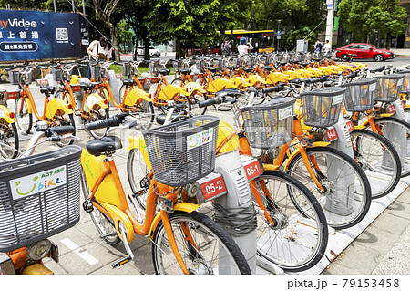U-bike is a popular commuting method in the metropolitan area in Taiwan for both tourists and citizens and is also the paradigm of the rental bike of shared economics. 79153458