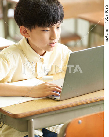 教室でパソコンを使う小学生 79154035
