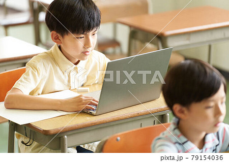 教室でパソコンを使う小学生 79154036