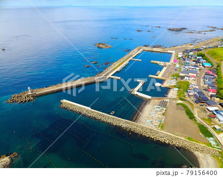 初夏の北海道松前町で静浦漁港の風景を空撮 79156400