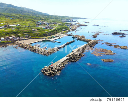 初夏の北海道松前町で茂草漁港の風景を空撮 初夏の北海道松前町で茂草漁港の風景を空撮 79156695
