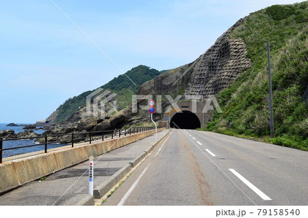 爽快な海沿いの道路 79158540