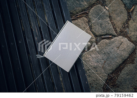 腰掛けに置かれた一冊の本 腰掛けに置かれた一冊の本 79159462