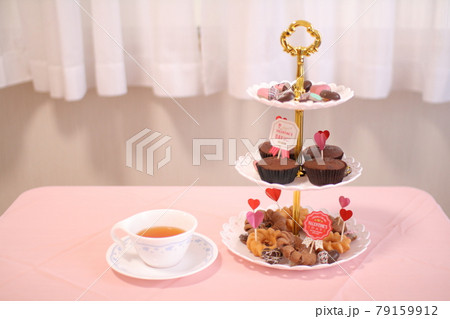 バレンタインに子どもと一緒にチョコレートカップケーキでホームパーティー 79159912