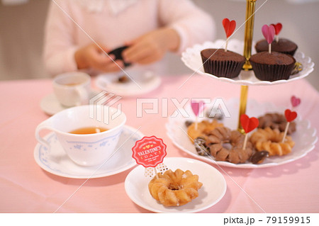 バレンタインに子どもと一緒にチョコレートカップケーキでホームパーティー バレンタインに子どもと一緒にチョコレートカップケーキでホームパーティー 79159915
