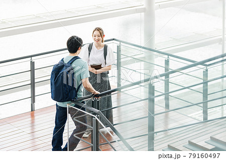 楽しく会話する大学生 楽しく会話する大学生 79160497