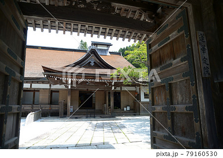 高野山 蓮華定院 山門から本堂を望む 和歌山県高野町 高野山 蓮華定院 山門から本堂を望む 和歌山県高野町 79160530