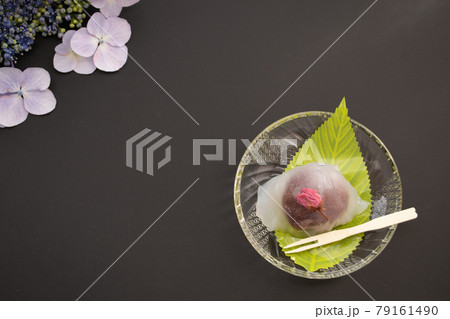 黒い背景に涼しげな葛桜と紫陽花 79161490