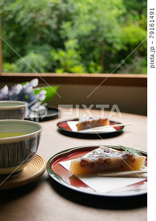 ちゃぶ台にお茶をそえて置かれた涼し気な水無月 79161491