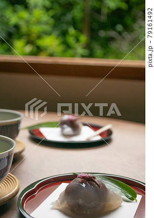 ちゃぶ台にお茶をそえて置かれた涼し気な葛桜 79161492