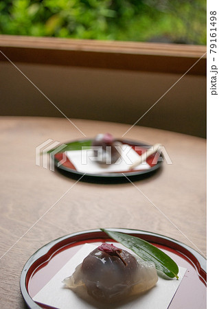 ちゃぶ台に置かれた涼し気な葛桜 79161498