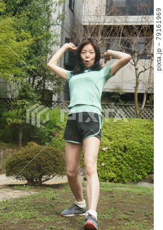 ストレッチする健康的な長身女性 79161969