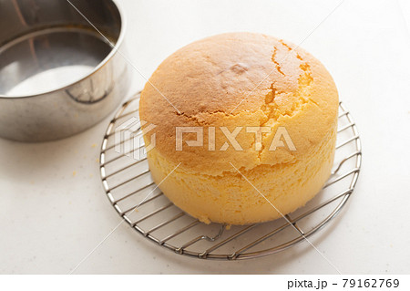 きれいに膨らんだスポンジケーキ きれいに膨らんだスポンジケーキ 79162769