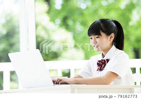 オンライン授業 パソコン 女子中学生 笑顔 オンライン授業 パソコン 女子中学生 笑顔 79162773