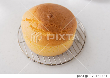 きれいに膨らんだスポンジケーキ きれいに膨らんだスポンジケーキ 79162781