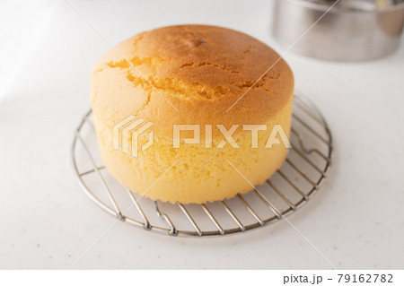 きれいに膨らんだスポンジケーキ 79162782