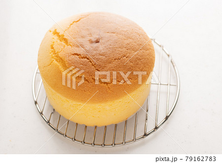 きれいに膨らんだスポンジケーキ 79162783
