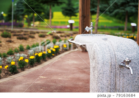 熱中症 公園の水飲み場 熱中症 公園の水飲み場 79163684