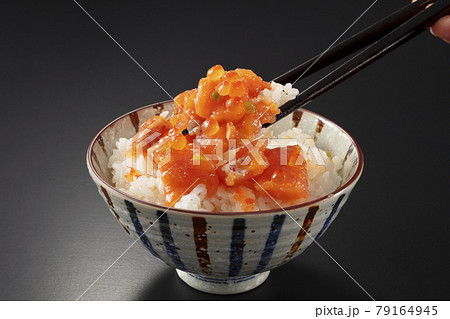 ご飯にのせた鮭ルイベ漬けのイメージ 79164945