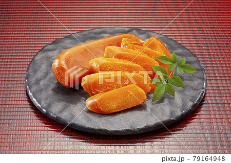 お皿に盛った片腹のカラスミと切ったカラスミ お皿に盛った片腹のカラスミと切ったカラスミ 79164948