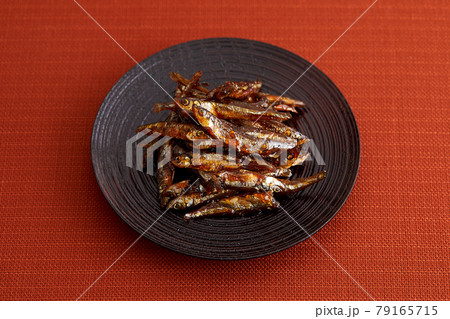 上品な漆器に盛られたワカサギの飴煮 79165715